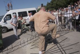 Жители Ялты ломают забор