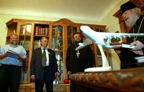 Handing by the pilots of model of airplane to the Metropolitan Vladimir