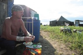 Рабочий чистит лук