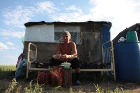 Рабочий чистит лук