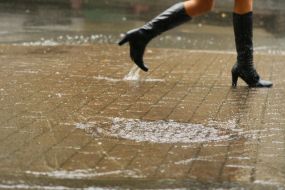 A girl goes in the rain