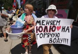 The habitants of Evpatoria go to wash to the lake