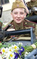 Мальчик в военной форме времен ВОВ