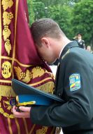 Молодой лейтенант прощается с боевым знаменем