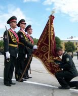 Молодой лейтенант прощается с боевым знаменем