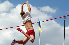 A sportsman executes a pole vault