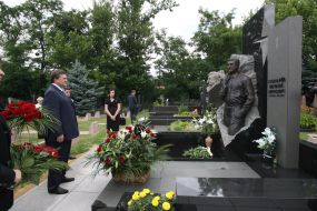 Viktor Yanukovich near the grave of Yevgeny Kushnarev