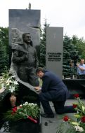 Viktor Yanukovich near the grave of Yevgeny Kushnarev