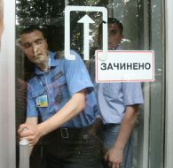 Охранник закрывает дверь в здание Дома профсоюзов