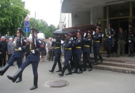 Солдаты роты почетного караула выносят гроб