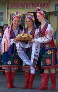 Дівчата в український національних костюмах