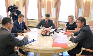 Viktor Yushchenko, Valentin Nalivaychenko, Viktor Kudryavtsev, Mikhail Klyuev and Vera Ulyanchenko