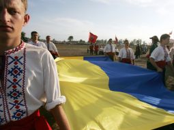 Reconstruction participants carryes flag of Ukraine