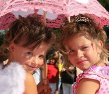 Учасниці костюмованого шоу «Карнавал кохання»