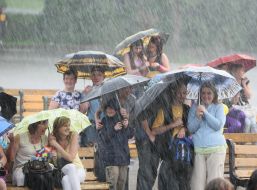 Львів’яни тримають парасольки під час дощу