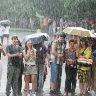 Львів’яни тримають парасольки під час дощу