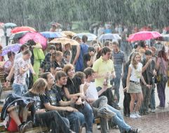 Львів’яни тримають парасольки під час дощу