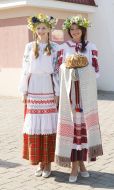 Девушки в белорусских национальных костюмах