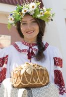 Девушка в белорусском национальном костюме