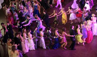 Випускники танцюють на «Балу балів Junior 2009»