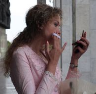 Дівчина поправляє макіяж