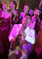 Музикант грає на саксофоні