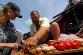 Participants of the expedition cooks lunch