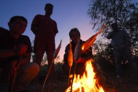 Participants of the expedition cooks fish