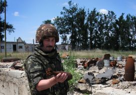 Военнослужащий держит в руках боевой снаряд