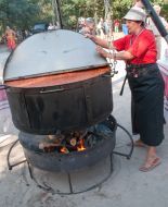 Повар варит борщ в казане