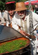 Мужчина пробует борщ