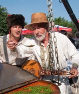 Мужчина пробует борщ