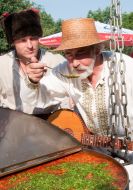 Мужчина пробует борщ