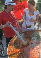 Повар варит борщ в казане