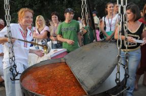 Повар возле 300-литрового казана с борщом