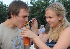 Девушка кормит борщом своего друга