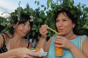 Девушка ест борщ