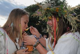 Девушка кормит борщом свою подругу