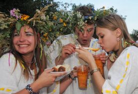 Девушка ест борщ