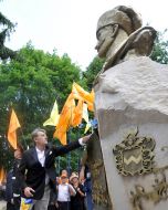 President of Ukraine near a menument