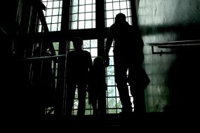 Люди поднимаются по лестнице