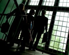 Люди поднимаются по лестнице