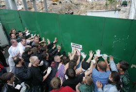 Демонтаж забора на стройплощадке