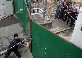 Демонтаж забора на стройплощадке