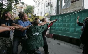 Демонтаж бетонного забора на стройплощадке