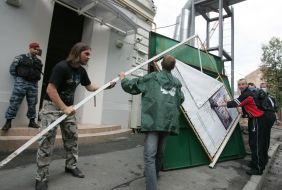 Демонтаж забора на стройплощадке