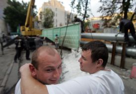 Демонтаж бетонного забора на стройплощадке