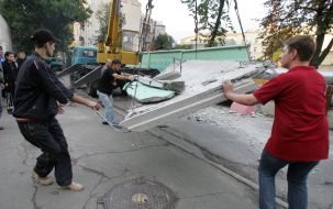 Демонтаж бетонного забора на стройплощадке