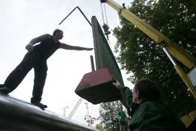 Демонтаж бетонного забора на стройплощадке