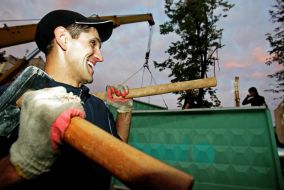 Молодой человек с молотками